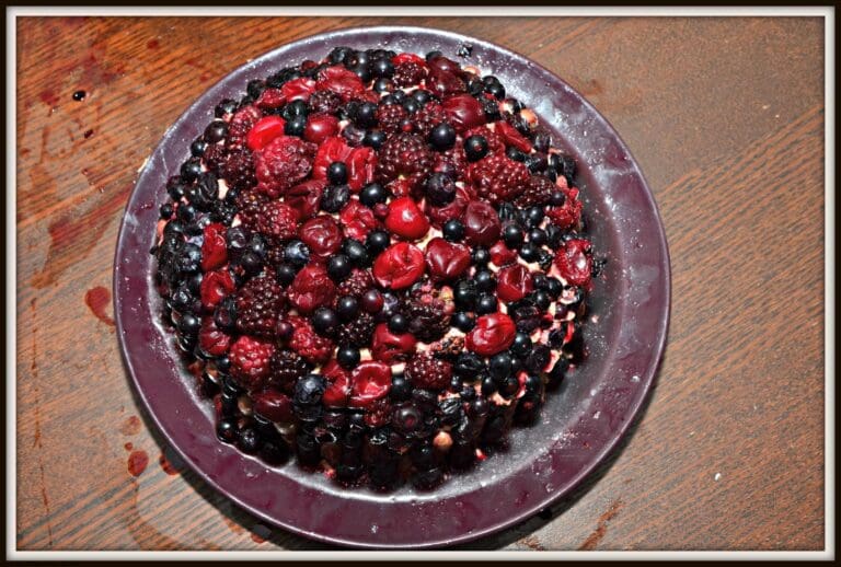 Summer Berries Crunch Cake Recipe