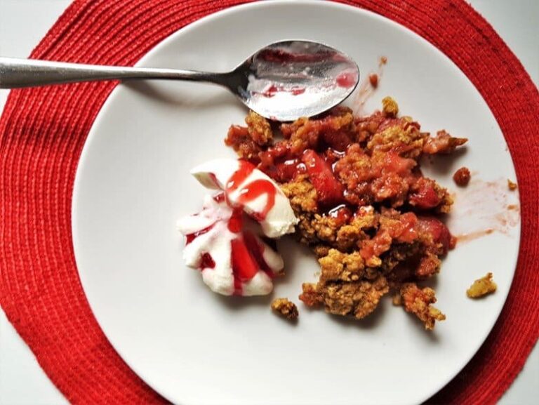 Gluten free vegan strawberry crumble with Valsoia Soya Gelatoa