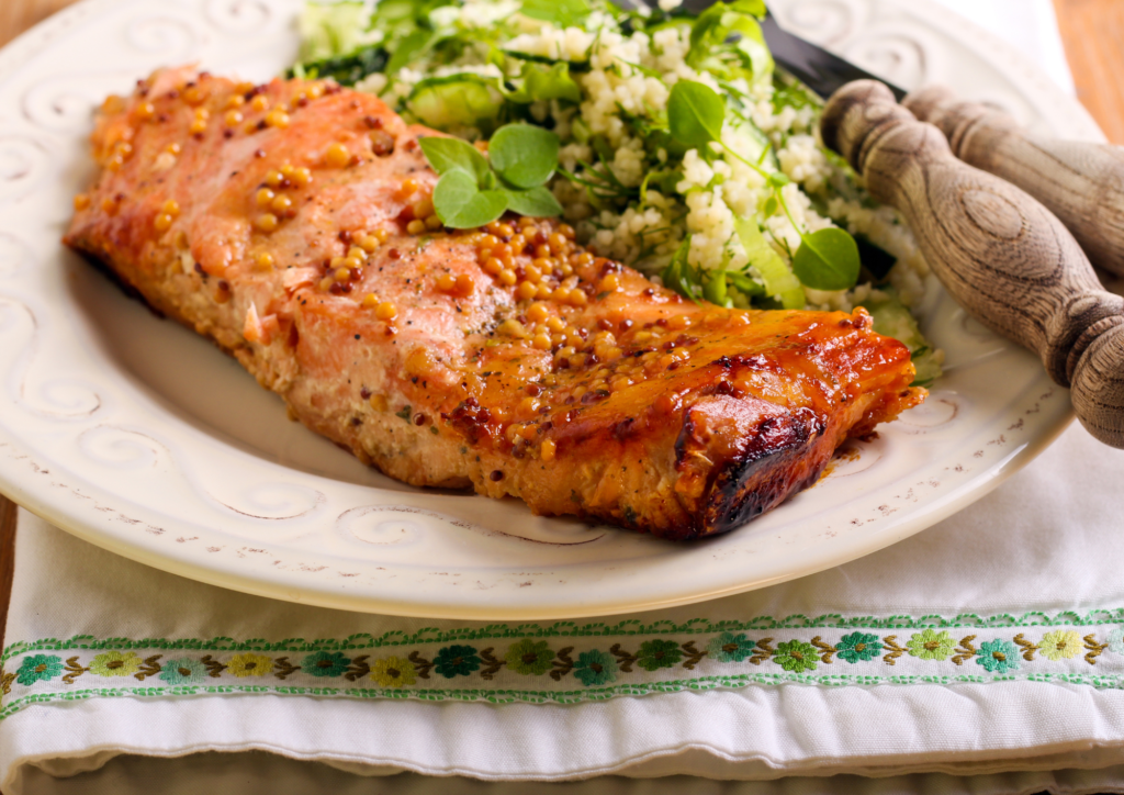 Baked salmon wiht honey mustard glaze - easy dishes for family dinner party
