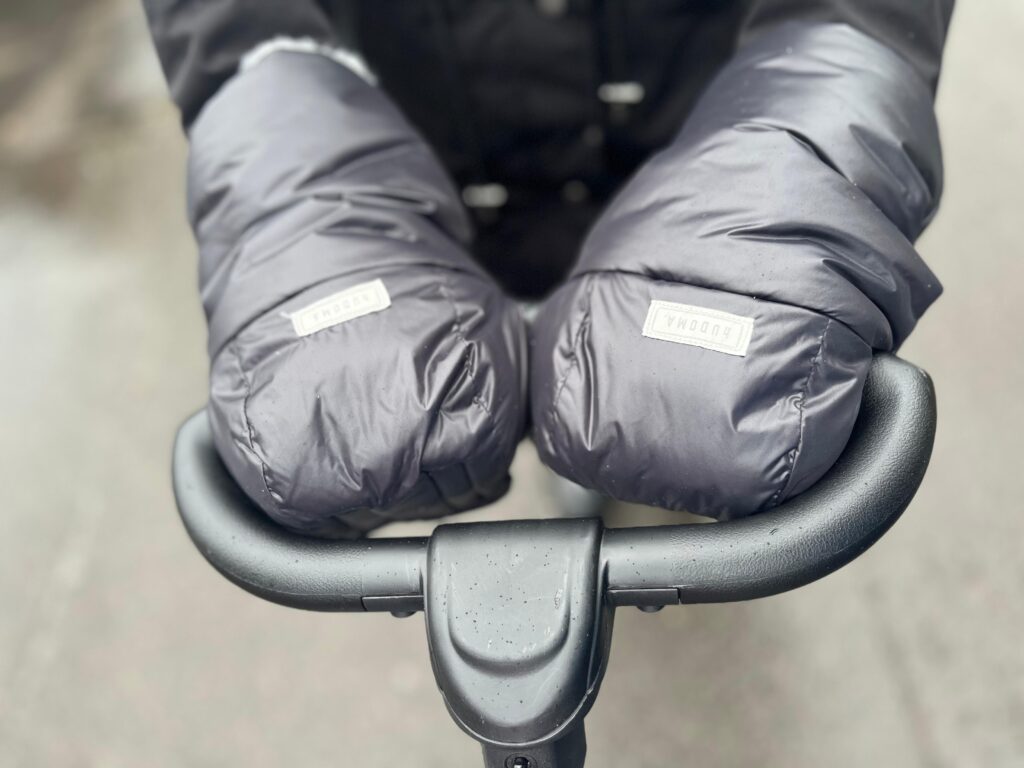 Close-up of the faux fur-lined hUDOMA gloves, ensuring maximum comfort.”