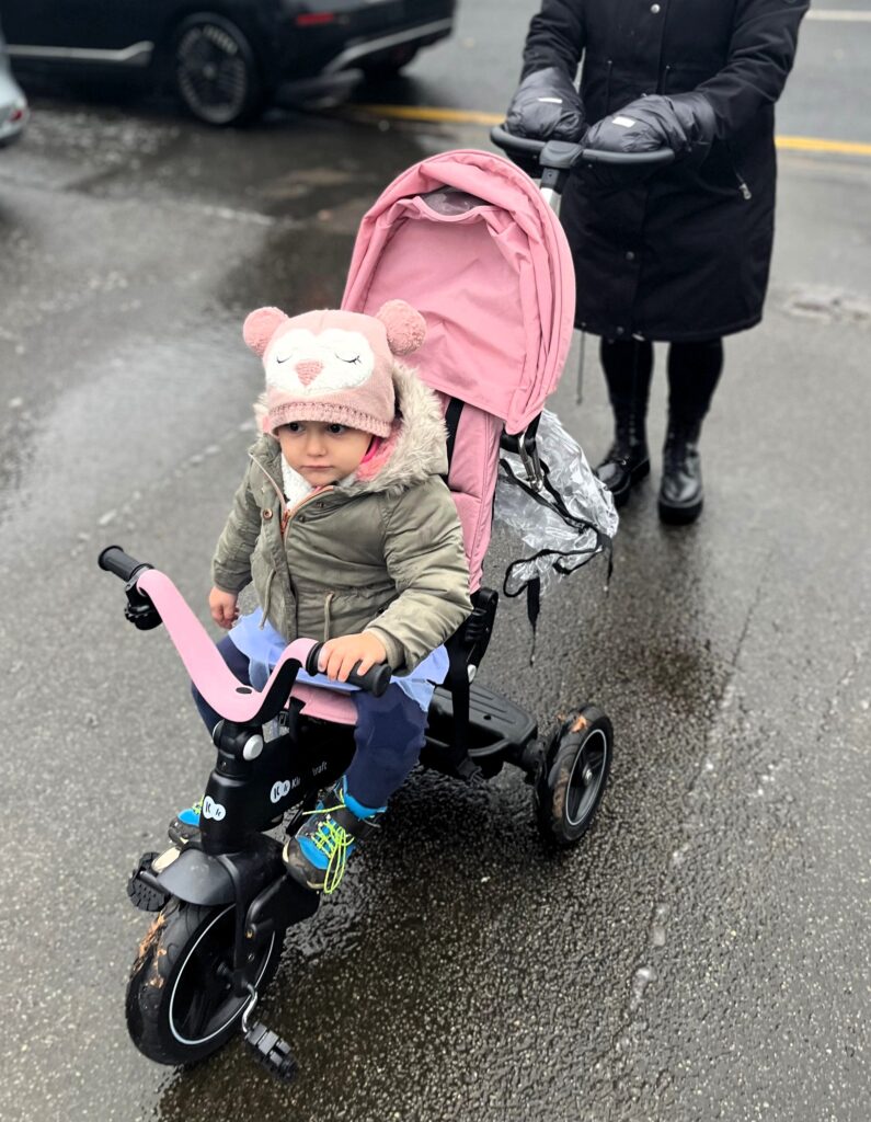 “hUDOMA Pram Gloves in action—warm, stylish, and practical for winter walks.”